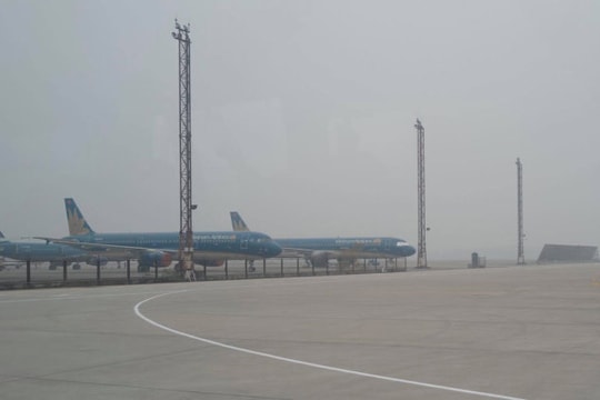 Đóng cửa ba sân bay tránh bão
