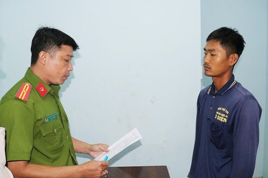 Bắt khẩn cấp cha dượng đốt vùng kín bé trai làm bỏng nặng