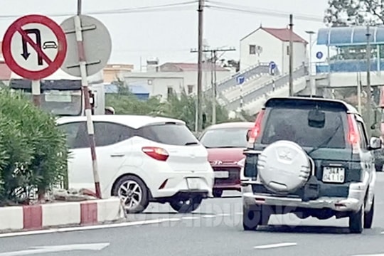 Phớt lờ biển cấm, nhiều ô tô quay đầu trên quốc lộ 5