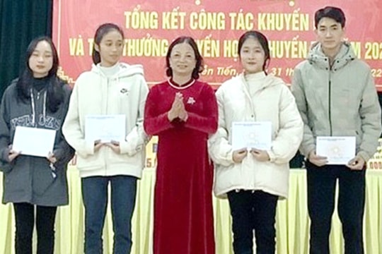 Bà Ngân làm khuyến học