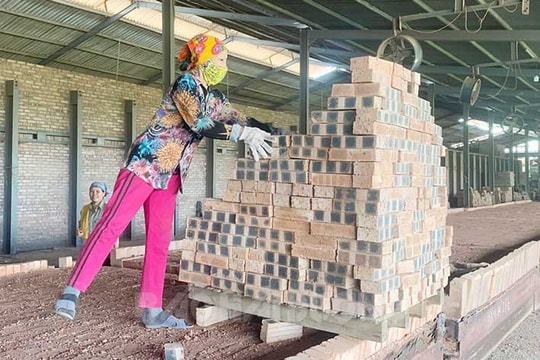 Công ty TNHH Đồng Tâm sử dụng tro thải xỉ thay thế một phần nhiên liệu than sản xuất gạch