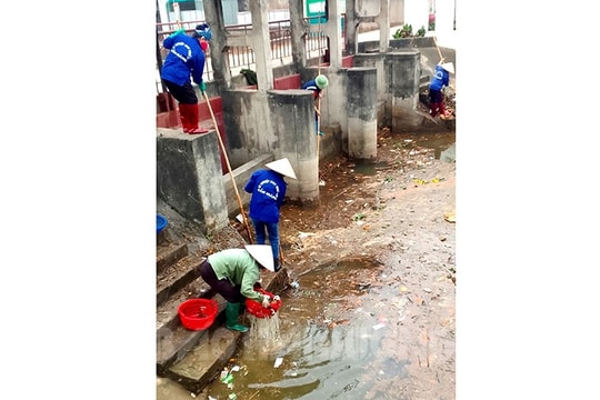 Cẩm Giàng đôn đốc xử lý tình trạng xả rác trên kênh mương