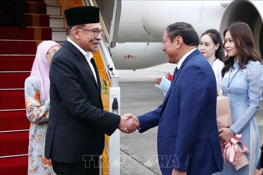 Thủ tướng Malaysia đến Hà Nội, bắt đầu chuyến thăm chính thức Việt Nam