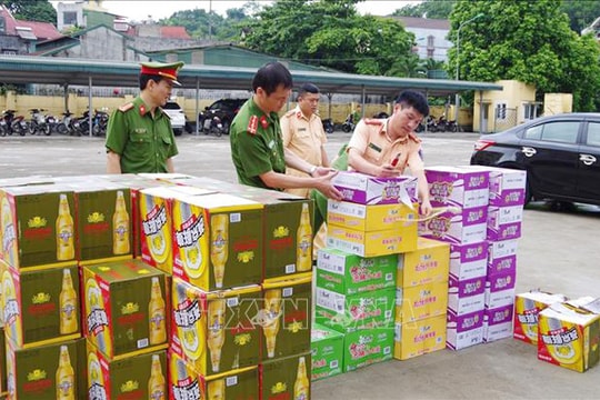 Phát hiện vụ vận chuyển số lượng lớn bia và mì tôm không có hóa đơn