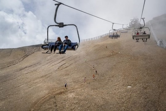 Gần 300 du khách mắc kẹt ở trạm cáp treo trên núi Alps, Thụy Sĩ