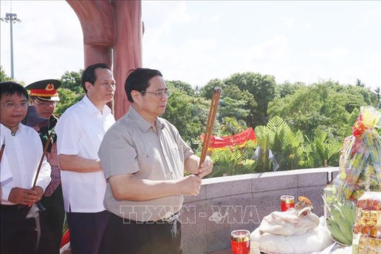 Thủ tướng Phạm Minh Chính viếng nghĩa trang liệt sĩ, thăm gia đình chính sách tại Thừa Thiên Huế và Quảng Trị