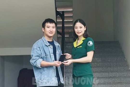 Nhặt được điện thoại đắt tiền, nữ công nhân môi trường ở Hải Dương trao trả người đánh mất