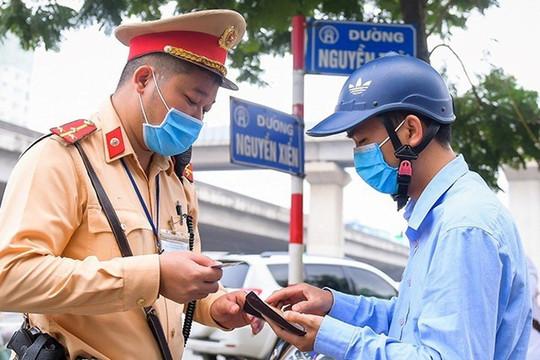 Đề xuất cảnh sát giao thông không được kiểm tra giấy tờ người ngồi sau xe máy