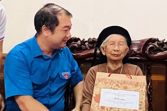 Tặng quà, khám bệnh miễn phí cho người có công