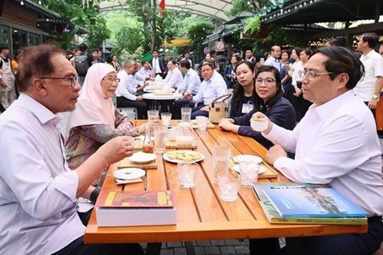 [Video] Vietnamese, Malaysian PMs visit Ha Noi's book street, enjoy coffee
