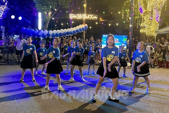 Sôi động các màn biểu diễn dân vũ trên phố đi bộ