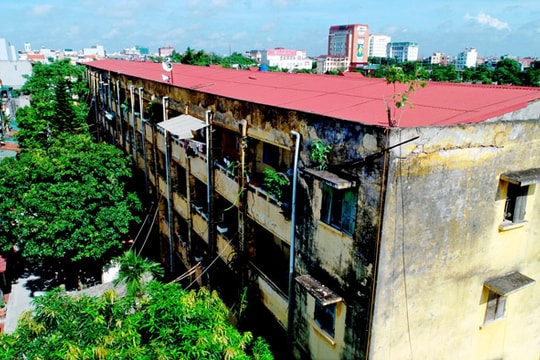 Người dân khu B4 tập thể Bình Minh khẩn trương di chuyển ra nơi ở mới