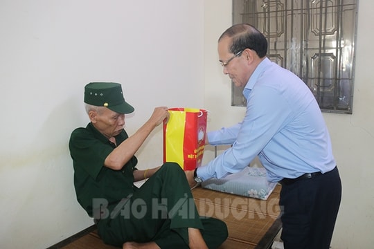 [Video] Ủy ban Trung ương MTTQ Việt Nam trao quà cho người có công tại Hải Dương 