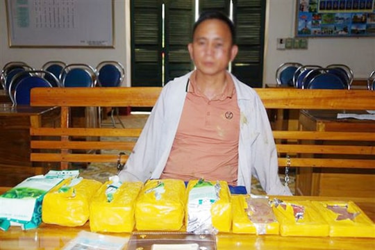 Bắt giữ đối tượng vận chuyển 5kg ma túy đá và 4 bánh heroin ở Điện Biên