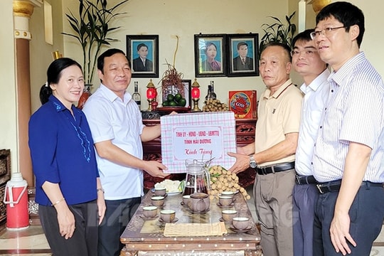 [Audio] Đồng chí Phó Bí thư Thường trực Tỉnh ủy Lê Văn Hiệu tặng quà gia đình người có công ở Gia Lộc
