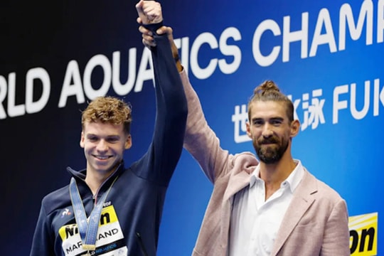 Kình ngư 21 tuổi phá kỷ lục cuối cùng của Michael Phelps