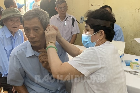 Khám, cấp thuốc miễn phí cho 178 người có công, gia đình chính sách ở xã Thanh Lang 