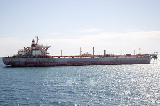 Liên hợp quốc bắt đầu chuyển dầu khỏi tàu FSO Safer ngoài khơi Yemen