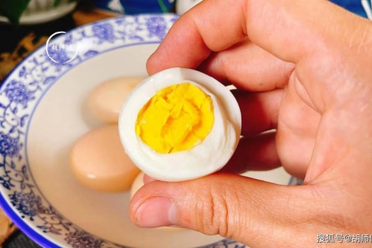 Mẹo làm món trứng luộc hoàn hảo trong nồi cơm điện
