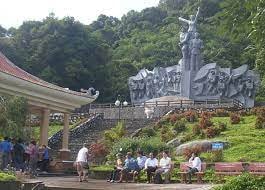 Viếng mộ chị Sứ