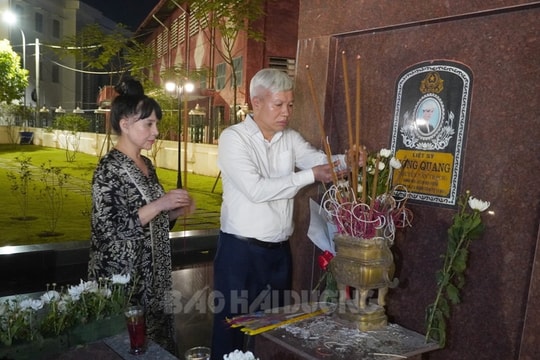 Thân nhân liệt sĩ Hồng Quang dự lễ thắp nến tri ân tại TP Hải Dương