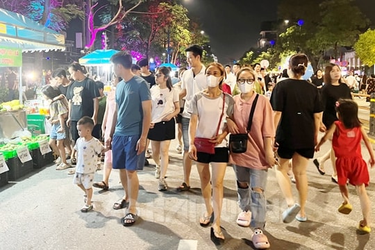 [Đồ họa] Thi đá cầu, nhảy dây ở phố đi bộ, chợ đêm Bạch Đằng
