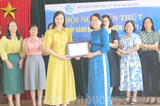 Phụ nữ Hải Dương trồng, chăm sóc 525 km đường hoa