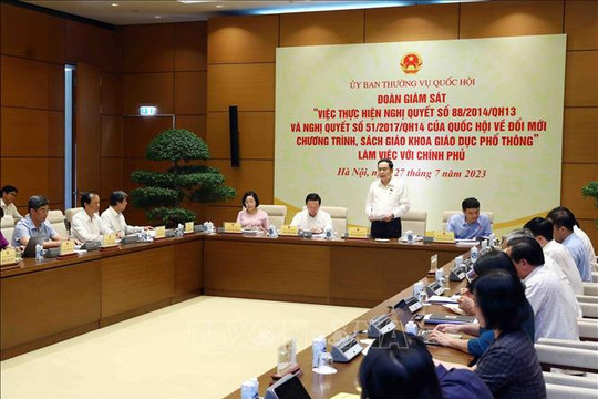 Đoàn giám sát về đổi mới chương trình, sách giáo khoa giáo dục phổ thông làm việc với Chính phủ
