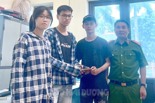 2 học sinh Bình Giang nhặt được điện thoại, trả lại người đánh rơi