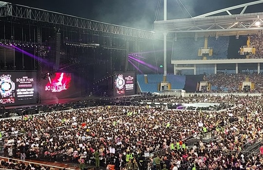 Khán giả vỡ òa cảm xúc khi BlackPink nói tiếng Việt, nhảy 'See tình'