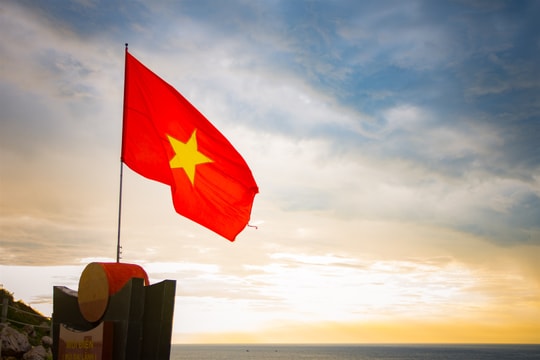 Điểm đến tựa bản đồ Việt Nam thu nhỏ, khách tới săn bình minh sớm nhất ở Phú Yên
