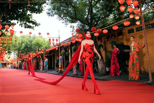 "Thắp sáng" phố cổ Hội An với thiết kế họa tiết đèn lồng trong đêm thời trang đặc biệt