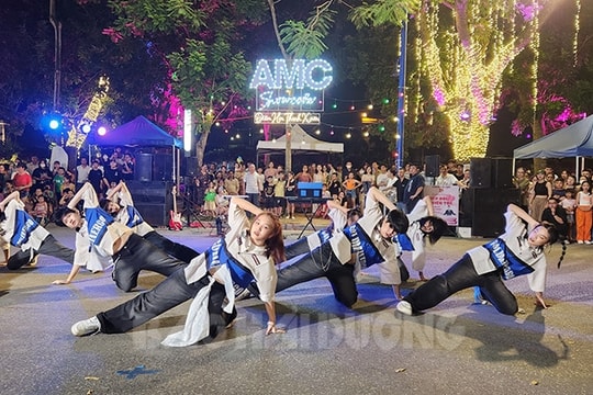 Tiết mục của các nhóm nhảy "nhí" khuấy động phố đi bộ, chợ đêm Bạch Đằng