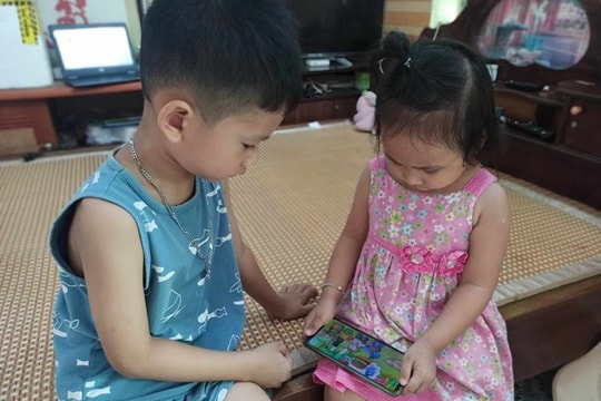 Chuyên gia tiết lộ bí quyết giúp trẻ “cai nghiện” máy tính, tivi