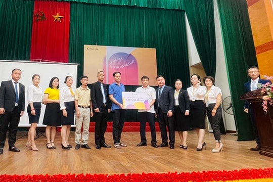 Sun Life chi trả quyền lợi bảo hiểm cho khách hàng gần 4,6 tỷ đồng