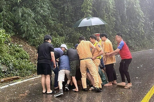[Video] Xúc động hình ảnh cảnh sát giao thông Lâm Đồng dọn đá sạt lở trên đèo Bảo Lộc trước khi hy sinh