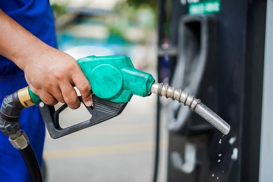 Giá xăng dầu trong nước hôm nay 1.8 có thể tăng mạnh cùng thế giới