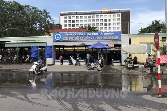 Nước đọng trước cổng Bệnh viện Đa khoa tỉnh Hải Dương
