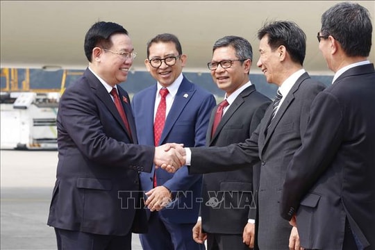 Chủ tịch Quốc hội Vương Đình Huệ đến Jakarta, bắt đầu thăm chính thức Cộng hòa Indonesia