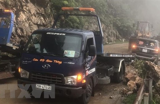 Sạt lở trên Quốc lộ 6, đá rơi vào ôtô bán tải đang lưu thông