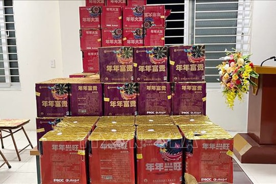 Lợi dụng trời mưa to, vận chuyển pháo lậu qua biên giới