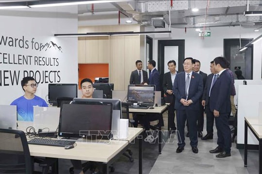 Chủ tịch Quốc hội Vương Đình Huệ thăm Văn phòng FPT tại Indonesia