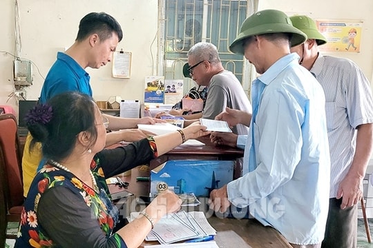 Chi trả trợ cấp xã hội qua tài khoản ngân hàng, người già gặp khó