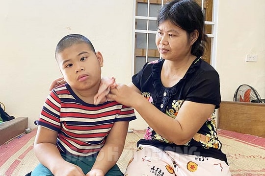 Xót xa cảnh mẹ thần kinh nuôi con bại não