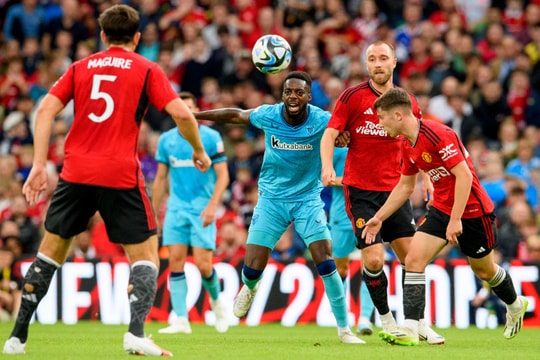 Maguire sai lầm tệ hại, MU thoát thua phút chót