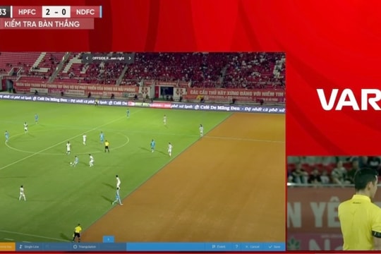 Hình ảnh đặc biệt của VAR lần đầu tiên xuất hiện tại V-League