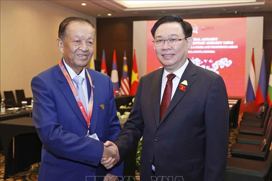 Chủ tịch Quốc hội Vương Đình Huệ gặp Chủ tịch Hạ viện Thái Lan