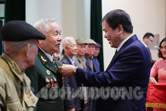 Đề xuất tăng mức trợ cấp một lần và đóng bảo hiểm y tế cho đảng viên 40 năm tuổi Đảng