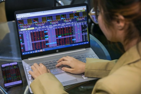 Thị trường chứng khoán tăng nóng, cơ hội nào cho nhà đầu tư lỡ "sóng"?