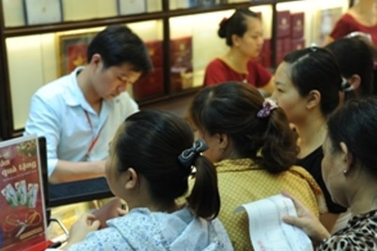 Giá vàng trong nước đồng loạt quay đầu giảm theo thế giới